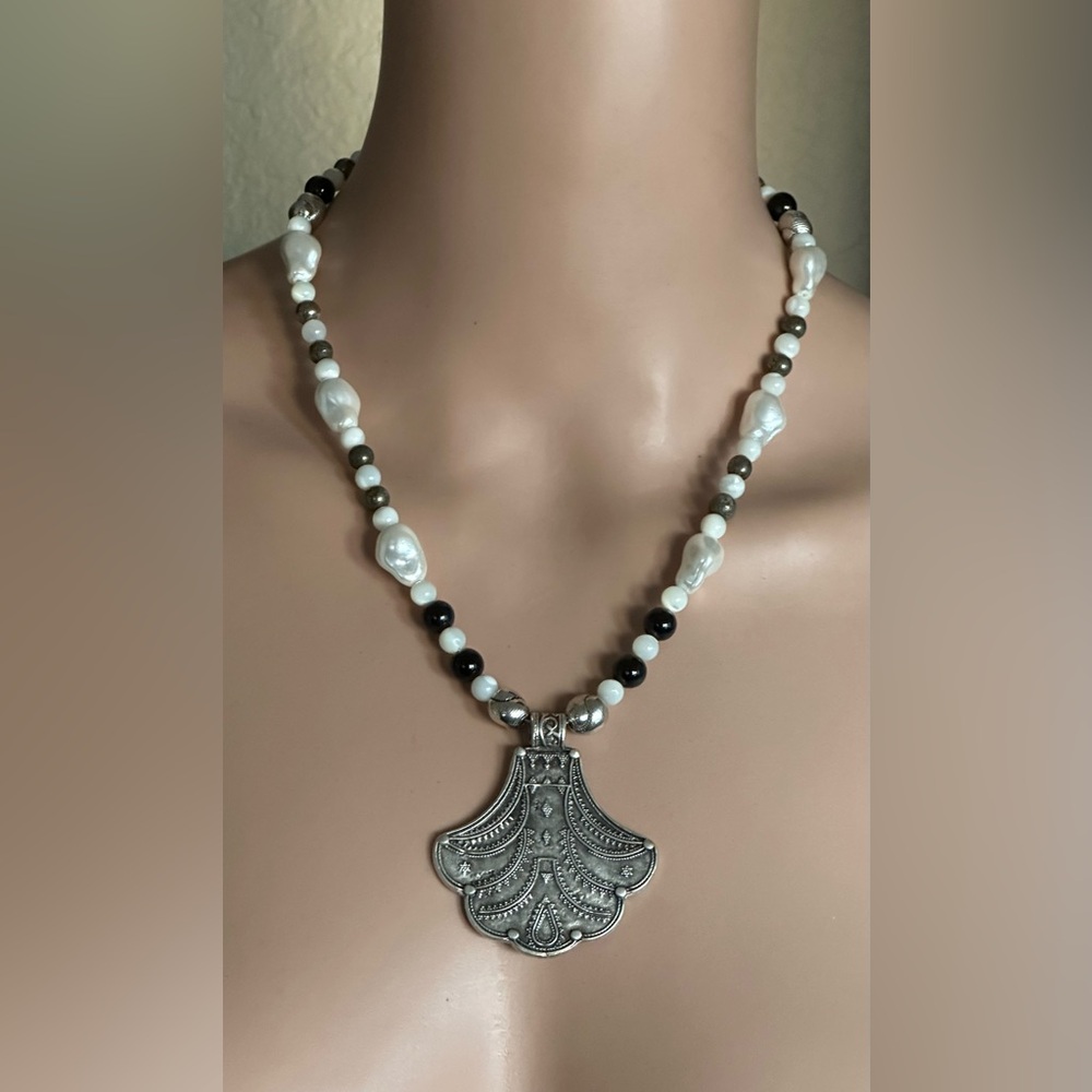 22 inch Pearl and Onyx bead Necklace NWOT
